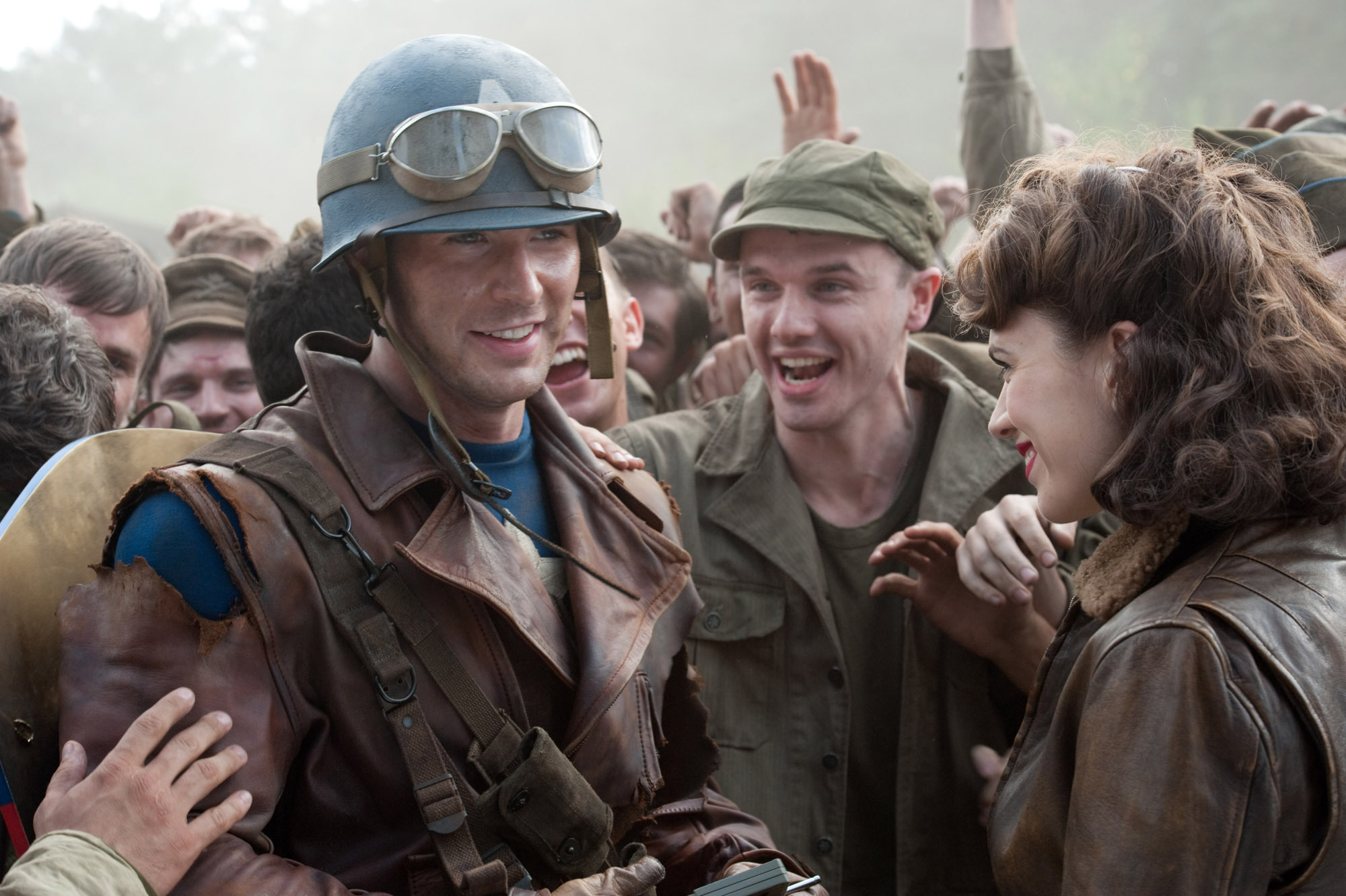 Still of Chris Evans and Hayley Atwell in Kapitonas Amerika: pirmasis kersytojas (2011)