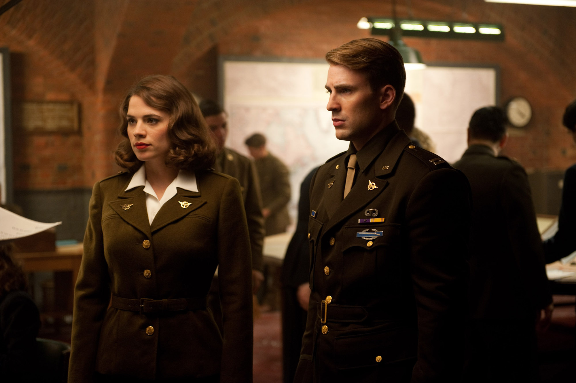 Still of Chris Evans and Hayley Atwell in Kapitonas Amerika: pirmasis kersytojas (2011)