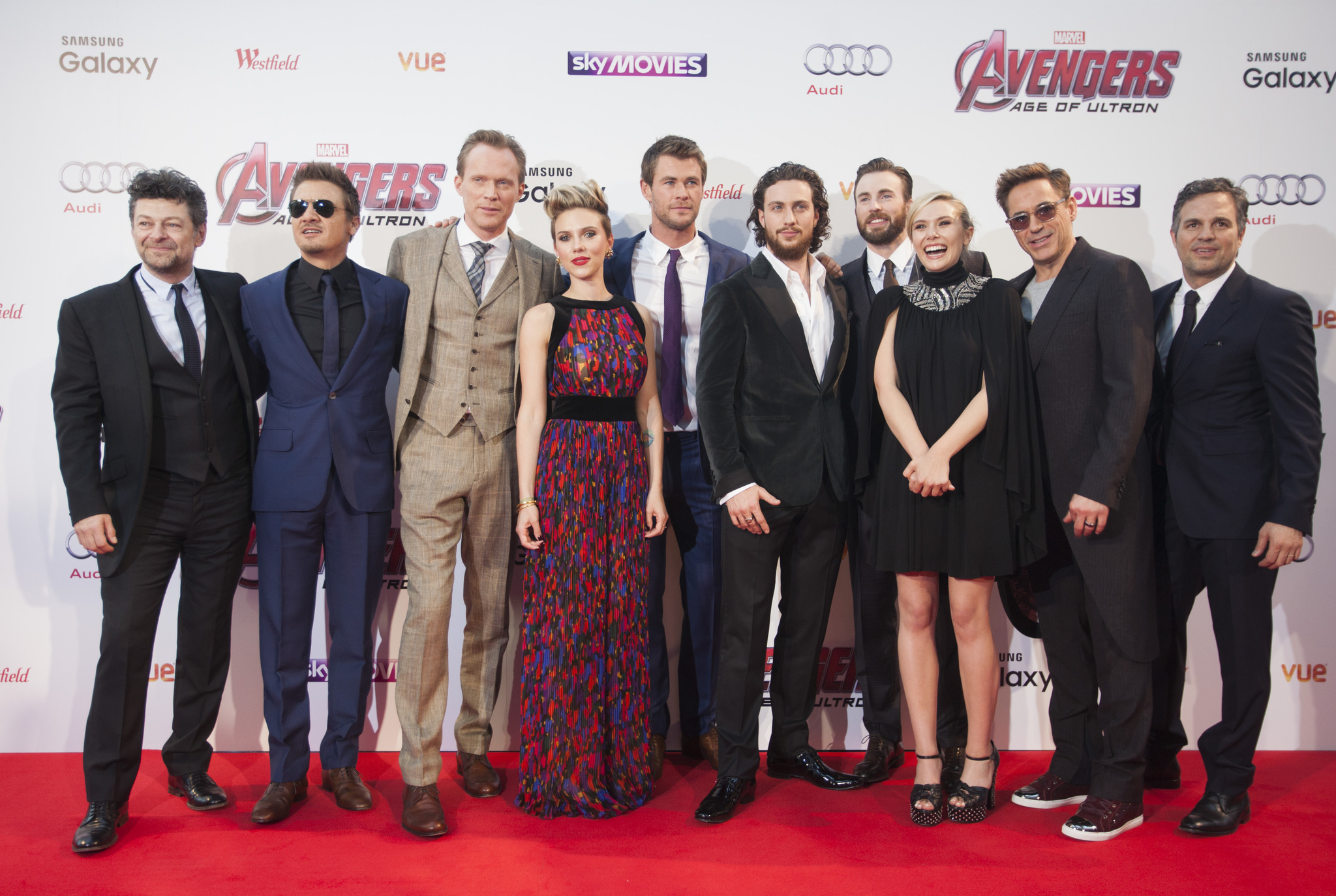 Robert Downey Jr., Paul Bettany, Chris Evans, Scarlett Johansson, Elizabeth Olsen, Jeremy Renner, Mark Ruffalo, Andy Serkis, Aaron Taylor-Johnson and Chris Hemsworth at event of Kersytojai 2 (2015)