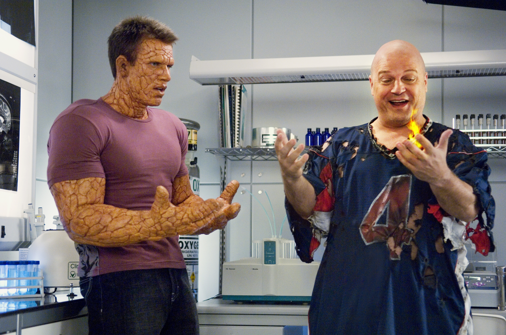 Still of Michael Chiklis and Chris Evans in Fantastiskas ketvertas: sidabrinio banglentininko iskilimas (2007)