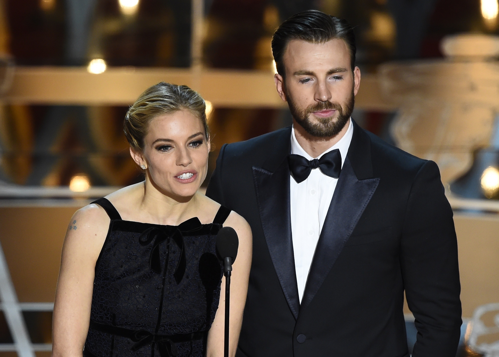 Chris Evans and Sienna Miller at event of The Oscars (2015)