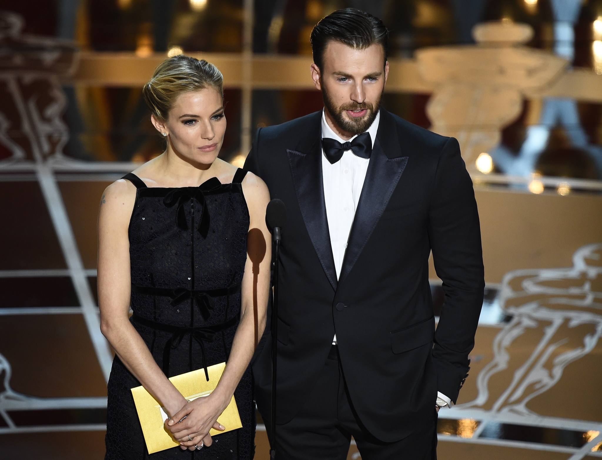 Chris Evans and Sienna Miller at event of The Oscars (2015)