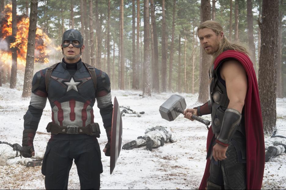 Still of Chris Evans and Chris Hemsworth in Kersytojai 2 (2015)