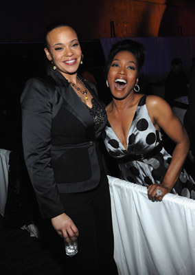 Angela Bassett and Faith Evans at event of Notorious (2009)