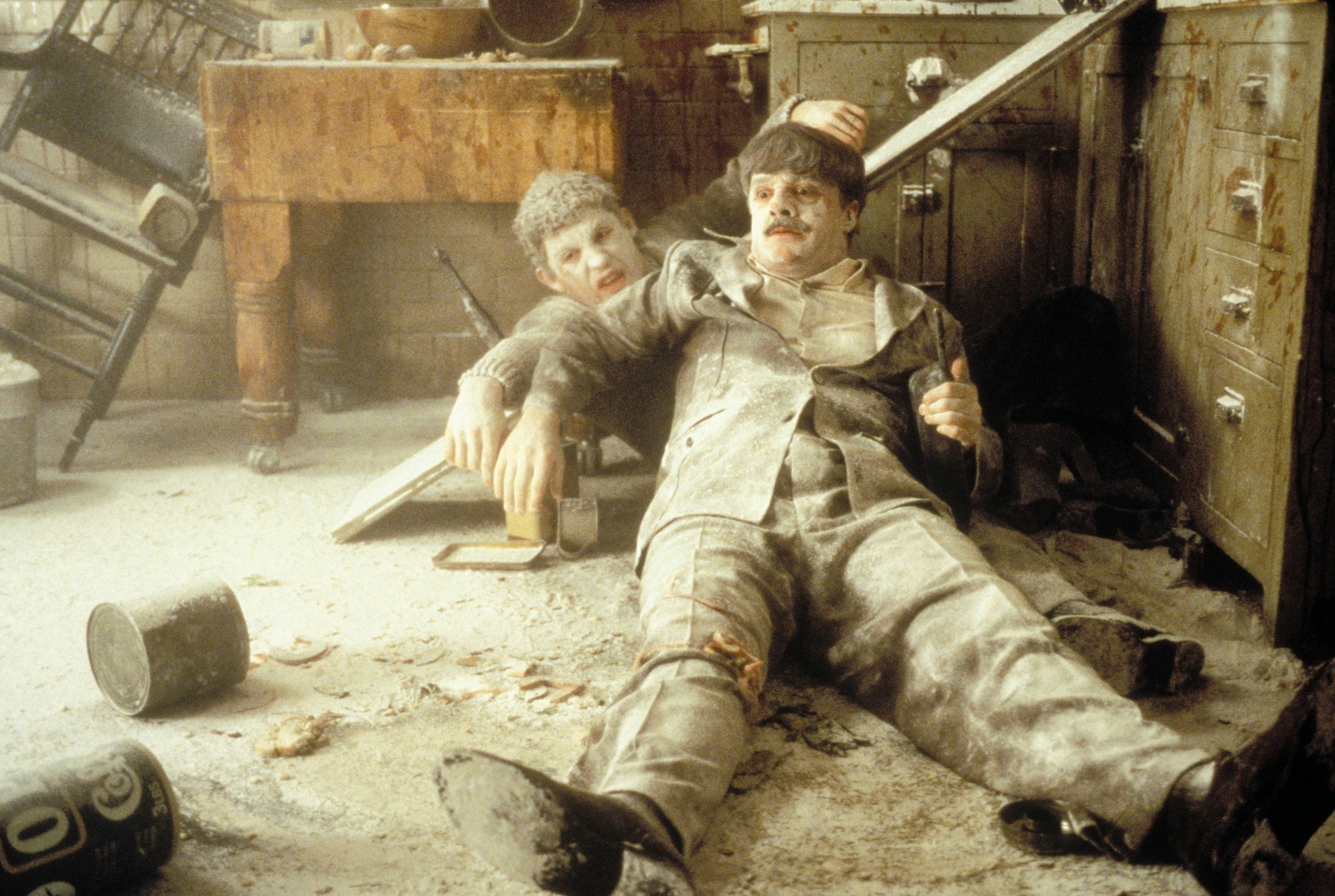Still of Nathan Lane and Lee Evans in Mousehunt (1997)