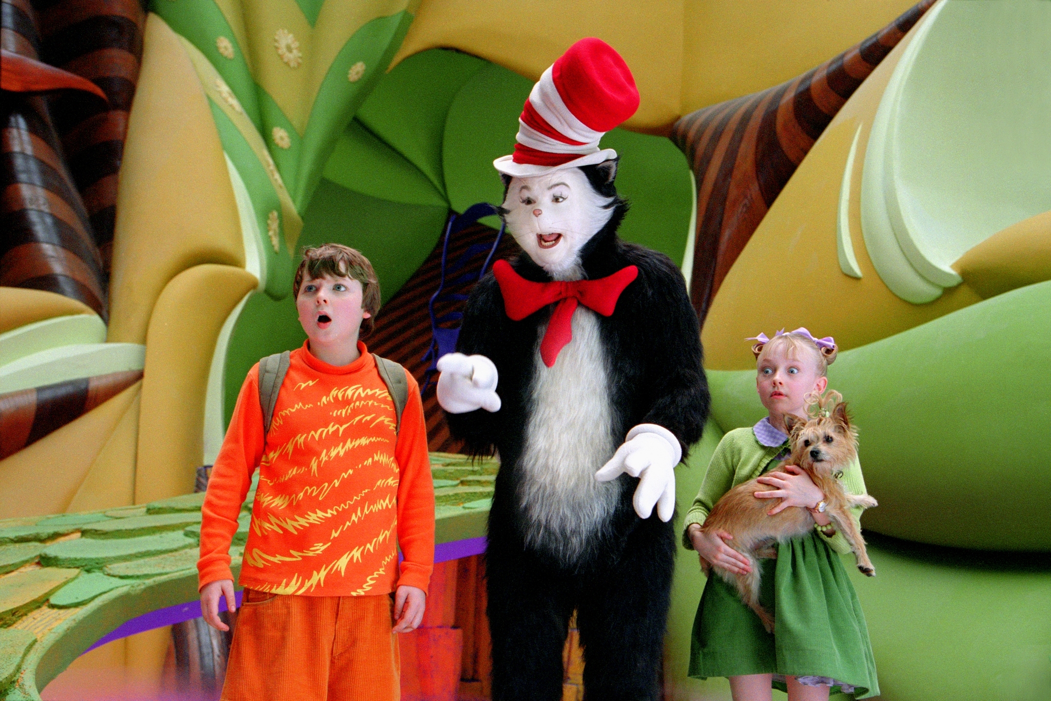 Still of Mike Myers, Spencer Breslin and Dakota Fanning in Dr. Seuss' The Cat in the Hat (2003)