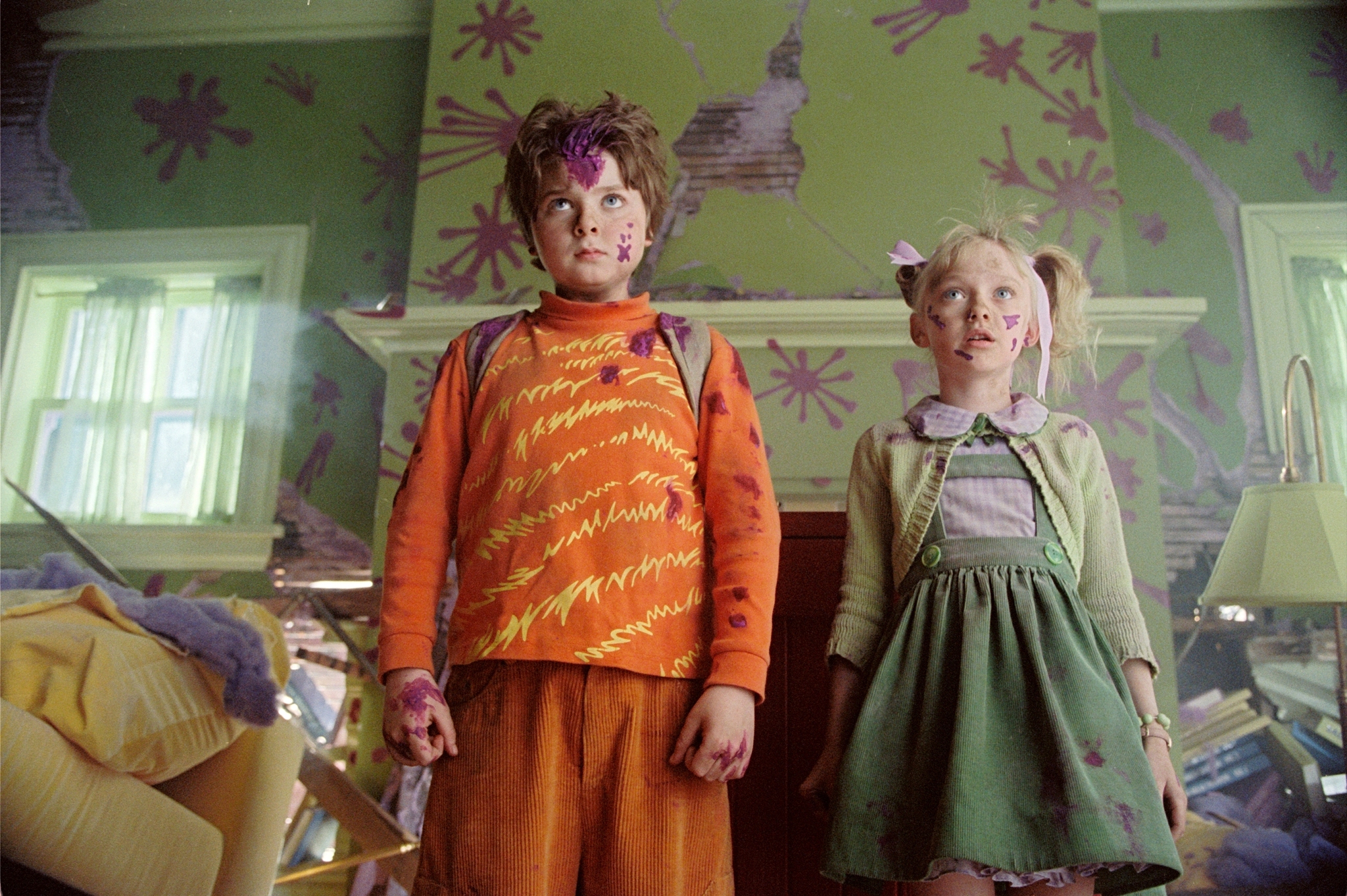 Still of Mike Myers, Spencer Breslin and Dakota Fanning in Dr. Seuss' The Cat in the Hat (2003)