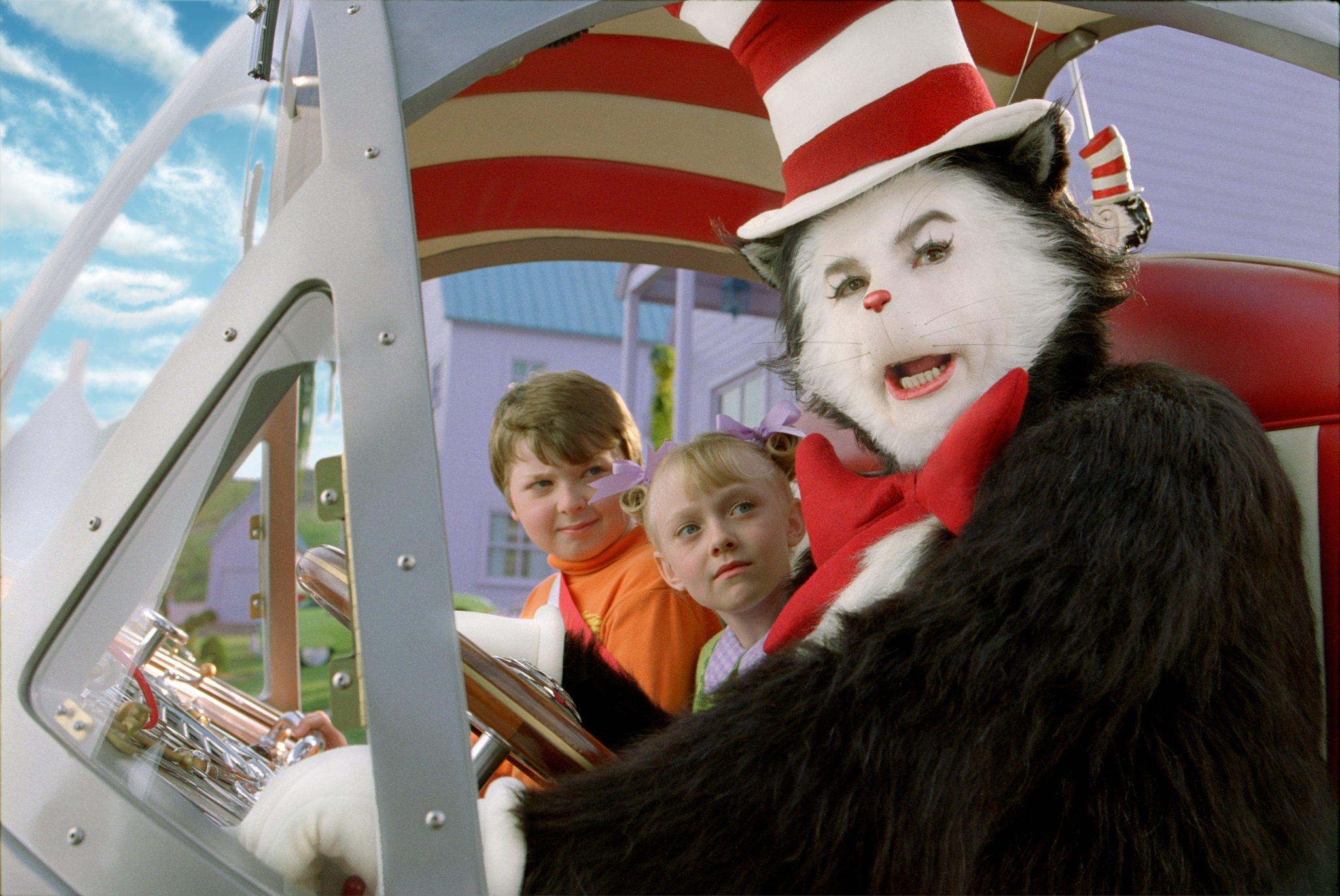 Still of Mike Myers, Spencer Breslin and Dakota Fanning in Dr. Seuss' The Cat in the Hat (2003)