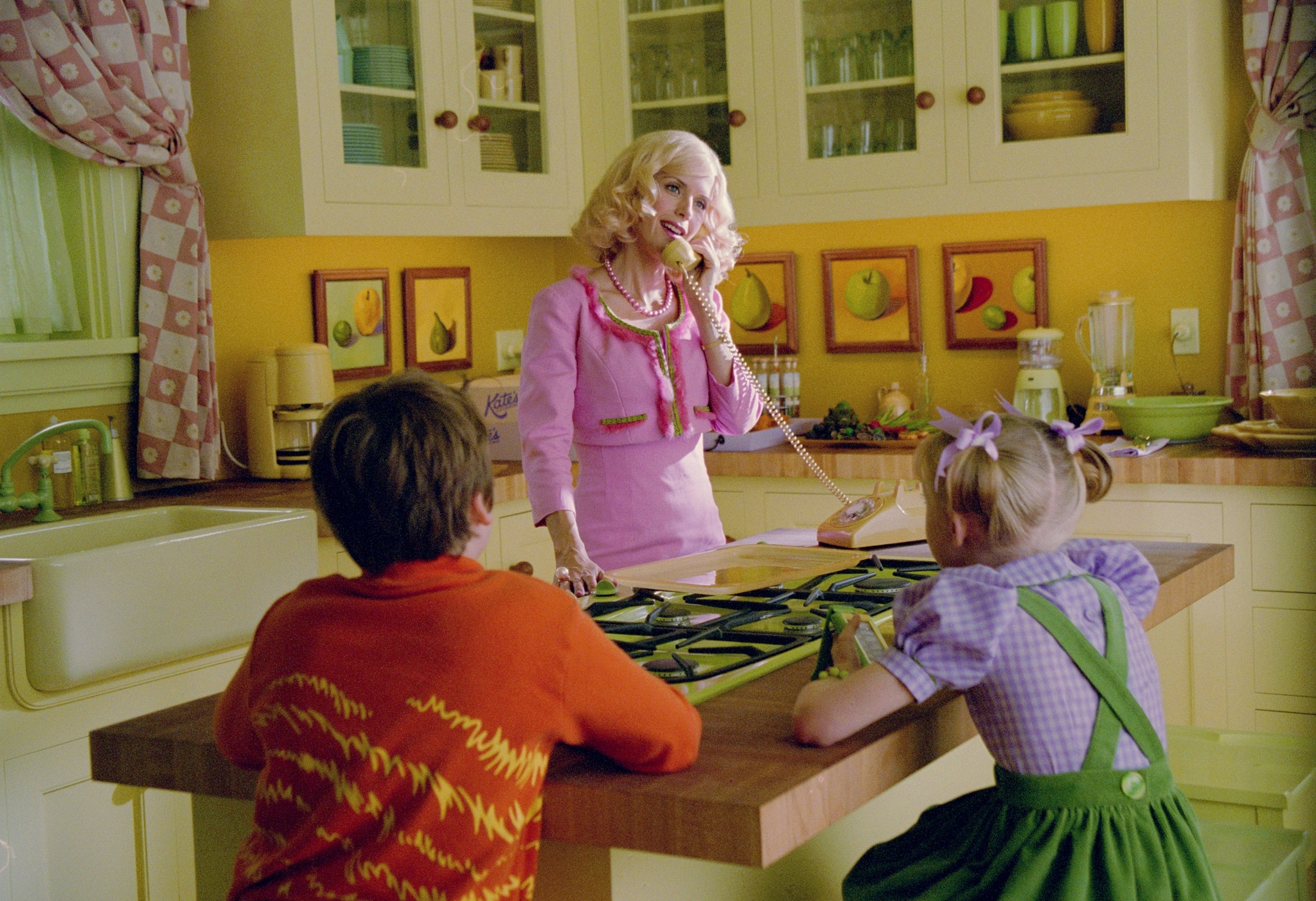 Still of Kelly Preston, Spencer Breslin and Dakota Fanning in Dr. Seuss' The Cat in the Hat (2003)