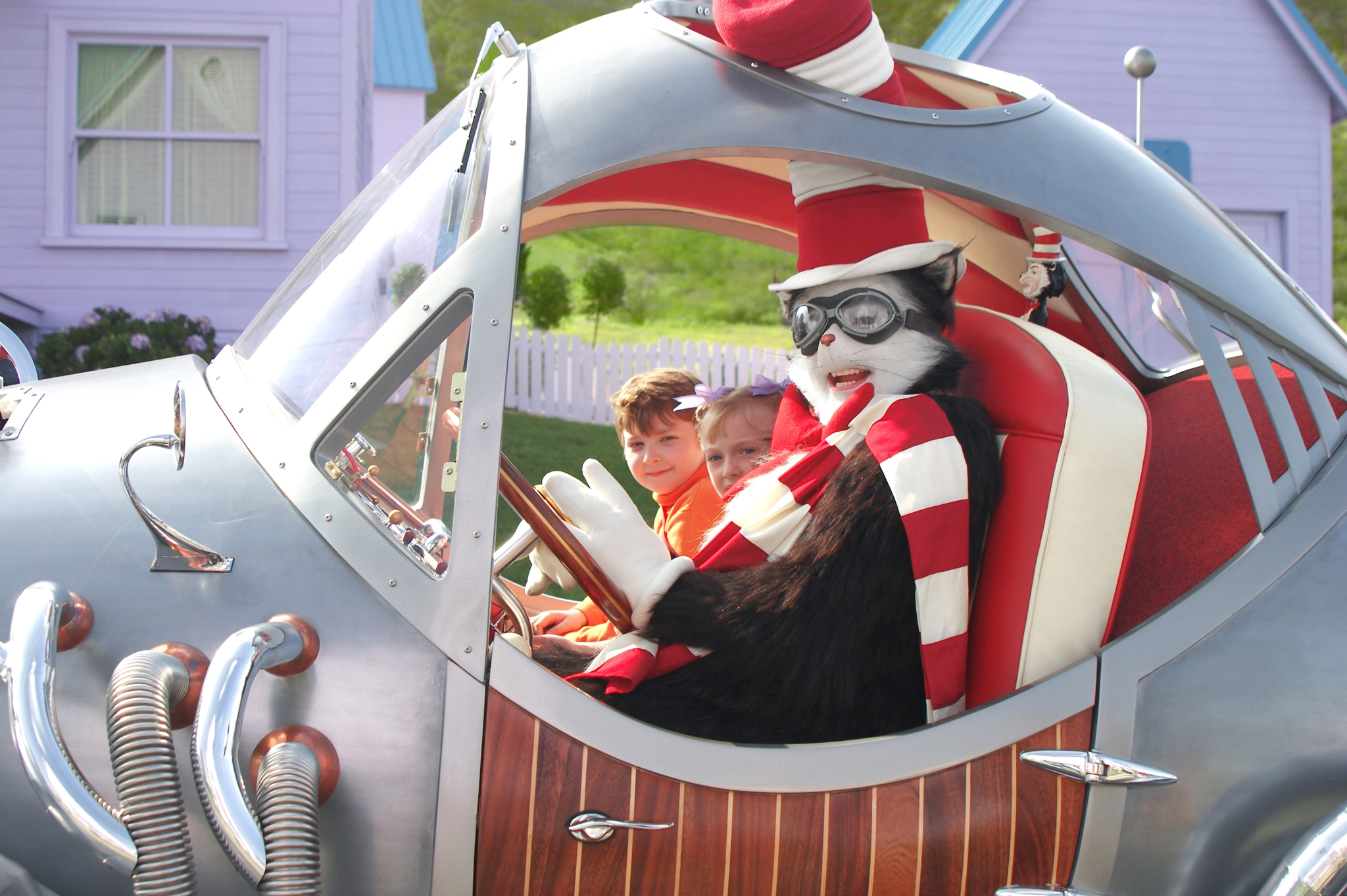 Still of Mike Myers, Spencer Breslin and Dakota Fanning in Dr. Seuss' The Cat in the Hat (2003)