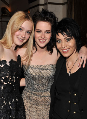 Joan Jett, Dakota Fanning and Kristen Stewart at event of Jaunatis (2009)