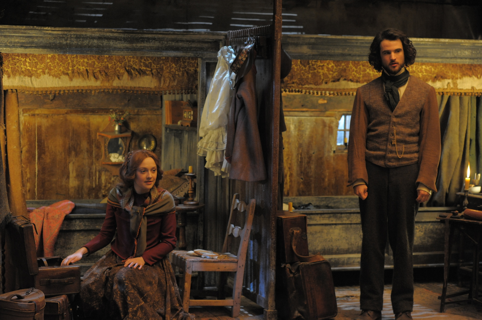 Still of Dakota Fanning and Tom Sturridge in Effie Gray (2014)