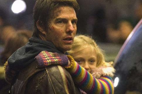 Still of Tom Cruise and Dakota Fanning in Pasauliu karas (2005)