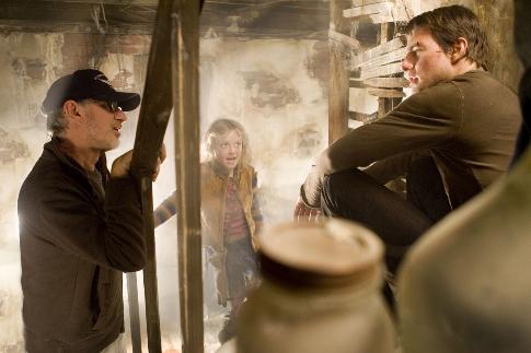 Still of Tom Cruise, Steven Spielberg and Dakota Fanning in Pasauliu karas (2005)