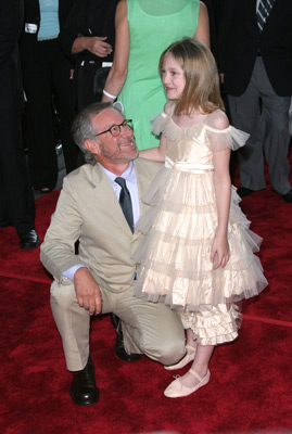 Steven Spielberg and Dakota Fanning at event of Pasauliu karas (2005)