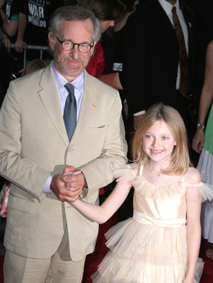 Steven Spielberg and Dakota Fanning at event of Pasauliu karas (2005)