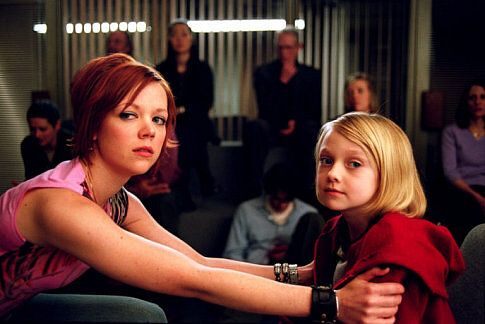 Still of Emily Bergl and Dakota Fanning in Taken (2002)