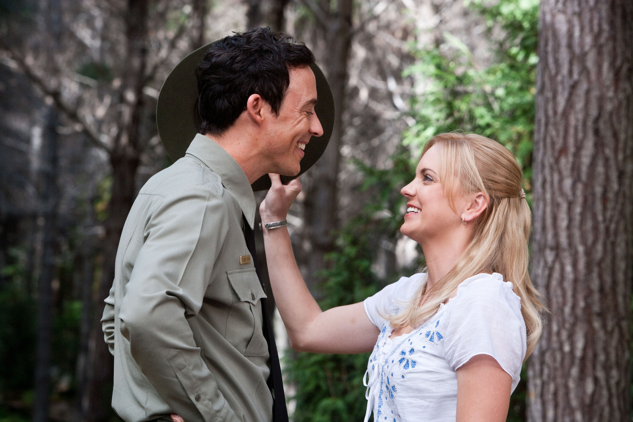 Still of Tom Cavanagh and Anna Faris in Meskiukas Jogis (2010)