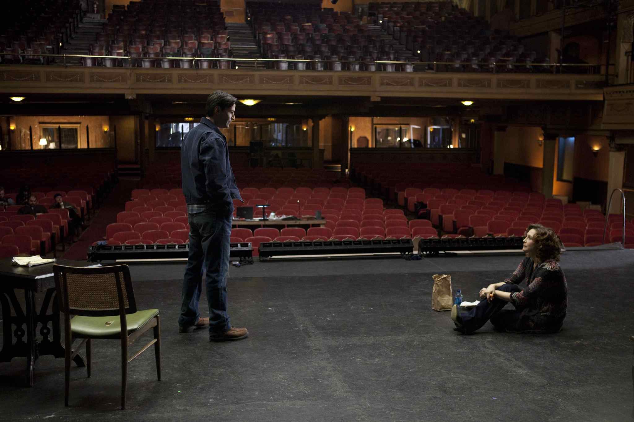 Still of Keanu Reeves and Vera Farmiga in Henry's Crime (2010)