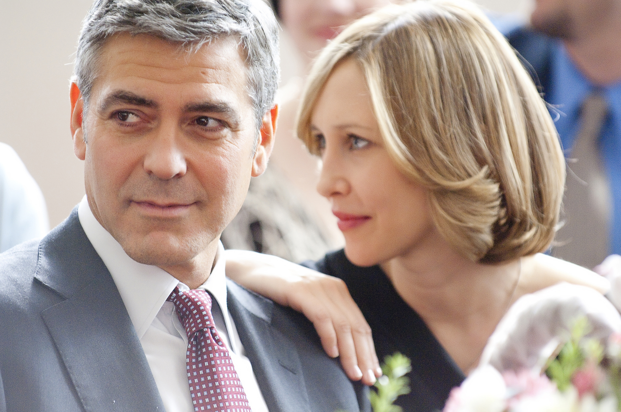 Still of George Clooney and Vera Farmiga in Viskas ore! (2009)