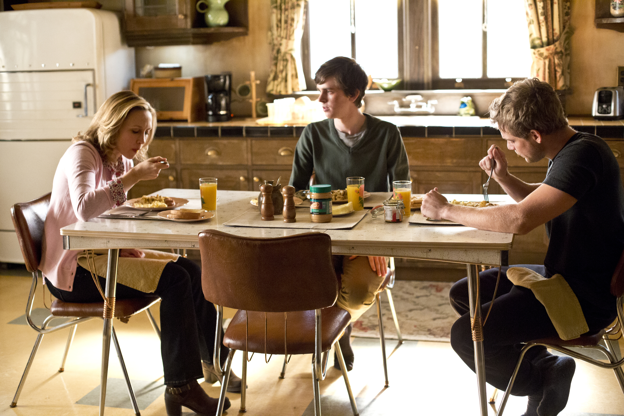 Still of Vera Farmiga, Freddie Highmore and Max Thieriot in Bates Motel (2013)