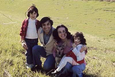 Jamie Farr and his wife Joy Ann Richards with their children Jonas and Yvonne