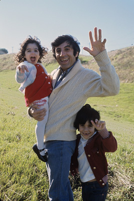 Jamie Farr with son Jonas and daughter Yvonne