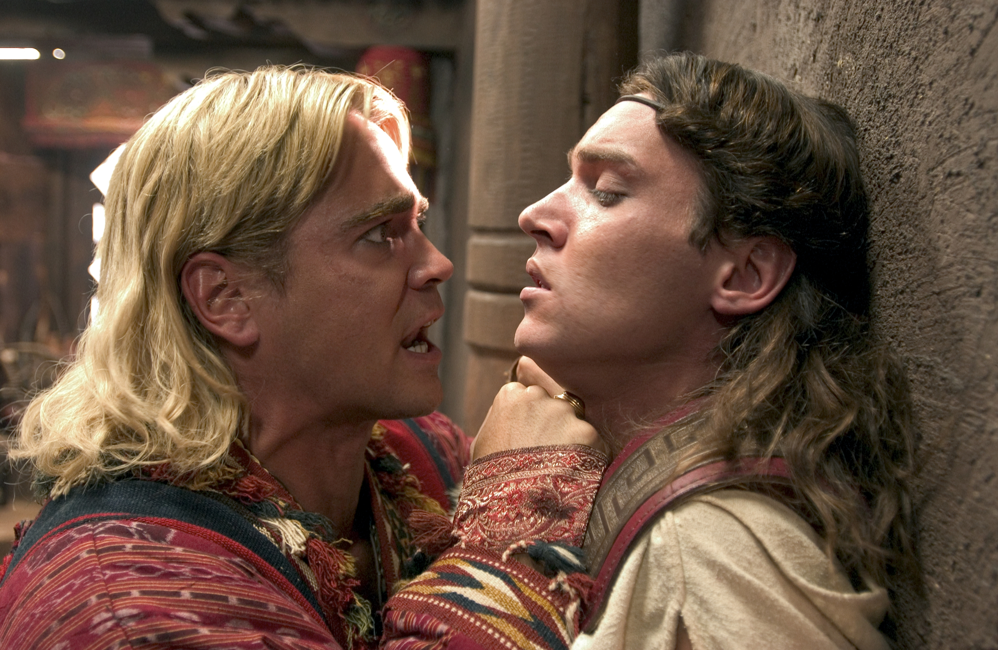 Still of Jonathan Rhys Meyers and Colin Farrell in Alexander (2004)
