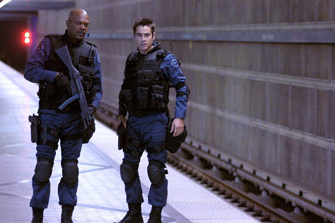 Still of Samuel L. Jackson and Colin Farrell in S.W.A.T. (2003)