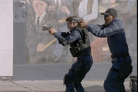 Still of Samuel L. Jackson and Colin Farrell in S.W.A.T. (2003)