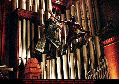 Still of Ben Affleck and Colin Farrell in Daredevil (2003)