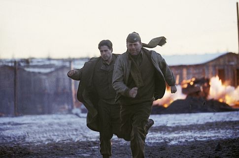 Still of Bruce Willis and Colin Farrell in Hart's War (2002)