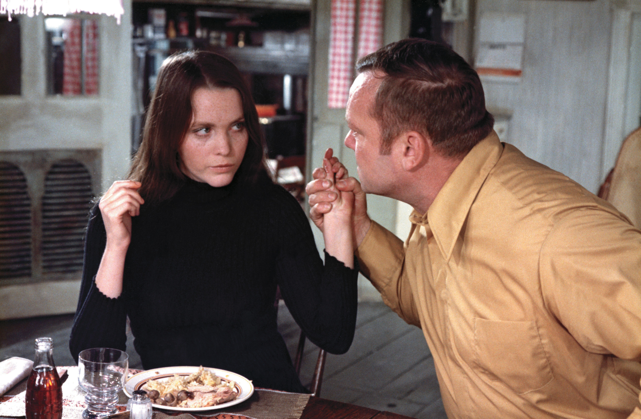 Still of Tisa Farrow and Aldo Ray in La course du lièvre à travers les champs (1972)