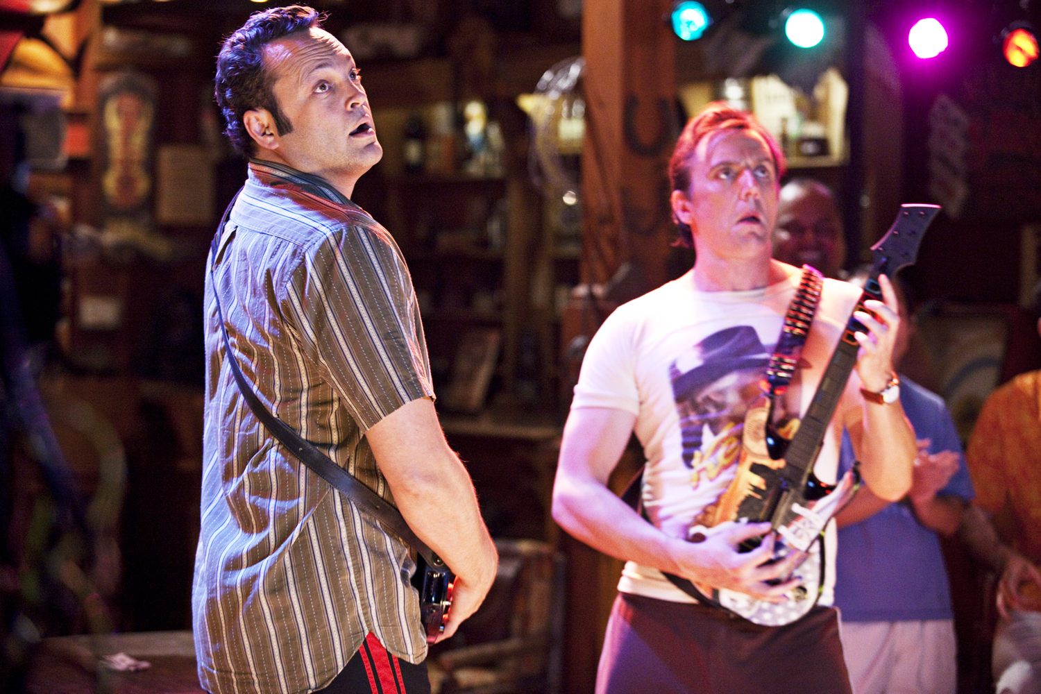 Still of Vince Vaughn and Jon Favreau in Couples Retreat (2009)