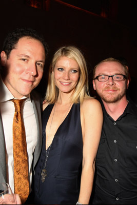 Gwyneth Paltrow, Jon Favreau and Simon Pegg at event of Gelezinis zmogus (2008)