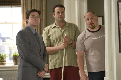 Still of Vince Vaughn, Jason Bateman and Jon Favreau in The Break-Up (2006)