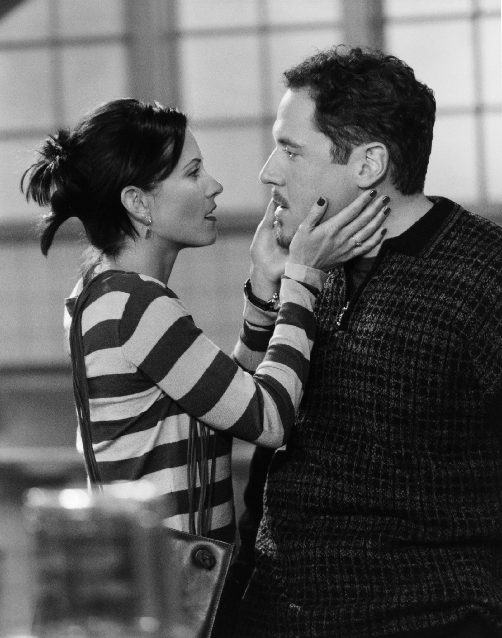 Still of Courteney Cox and Jon Favreau in Draugai (1994)