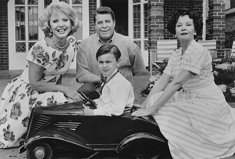 Still of Jerry Lewis, Leslie Caron, Amir Fawzi and Ruta Lee in Funny Bones (1995)