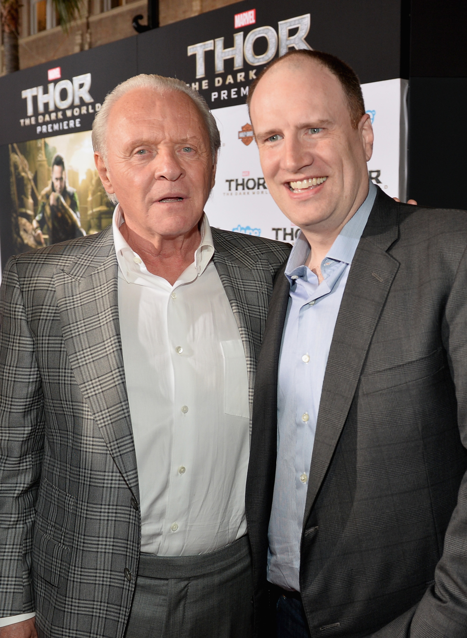 Anthony Hopkins and Kevin Feige at event of Toras: Tamsos pasaulis (2013)