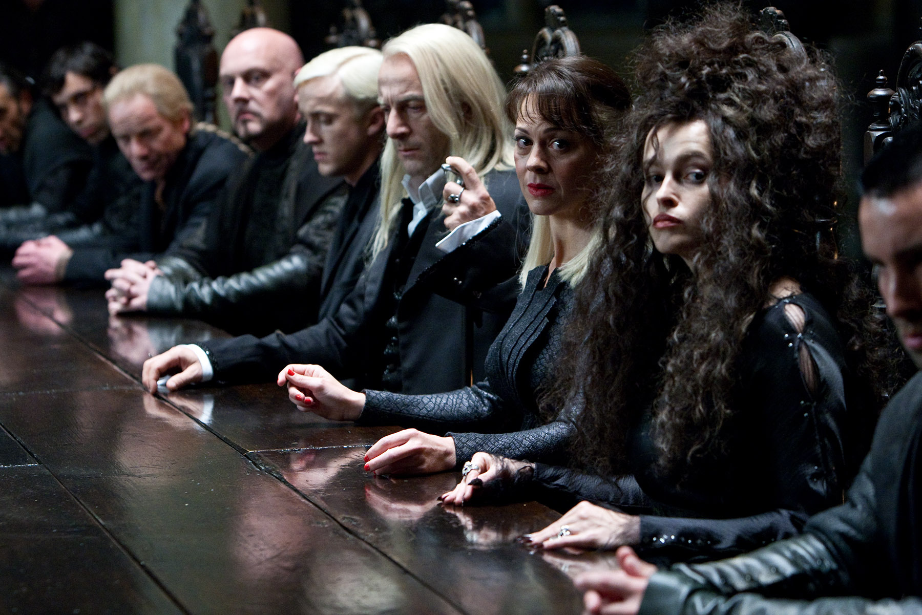 Still of Helena Bonham Carter and Tom Felton in Haris Poteris ir mirties relikvijos. 1 dalis (2010)