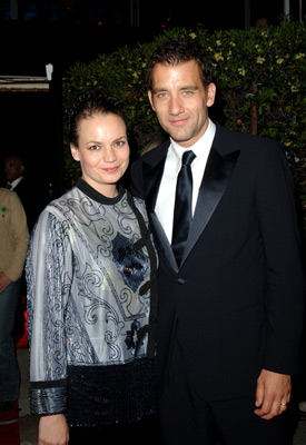 Sarah-Jane Fenton and Clive Owen at event of Nuodemiu miestas (2005)
