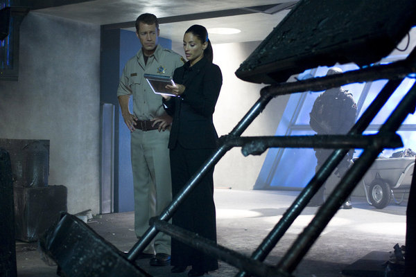 Still of Colin Ferguson and Salli Richardson-Whitfield in Eureka (2006)