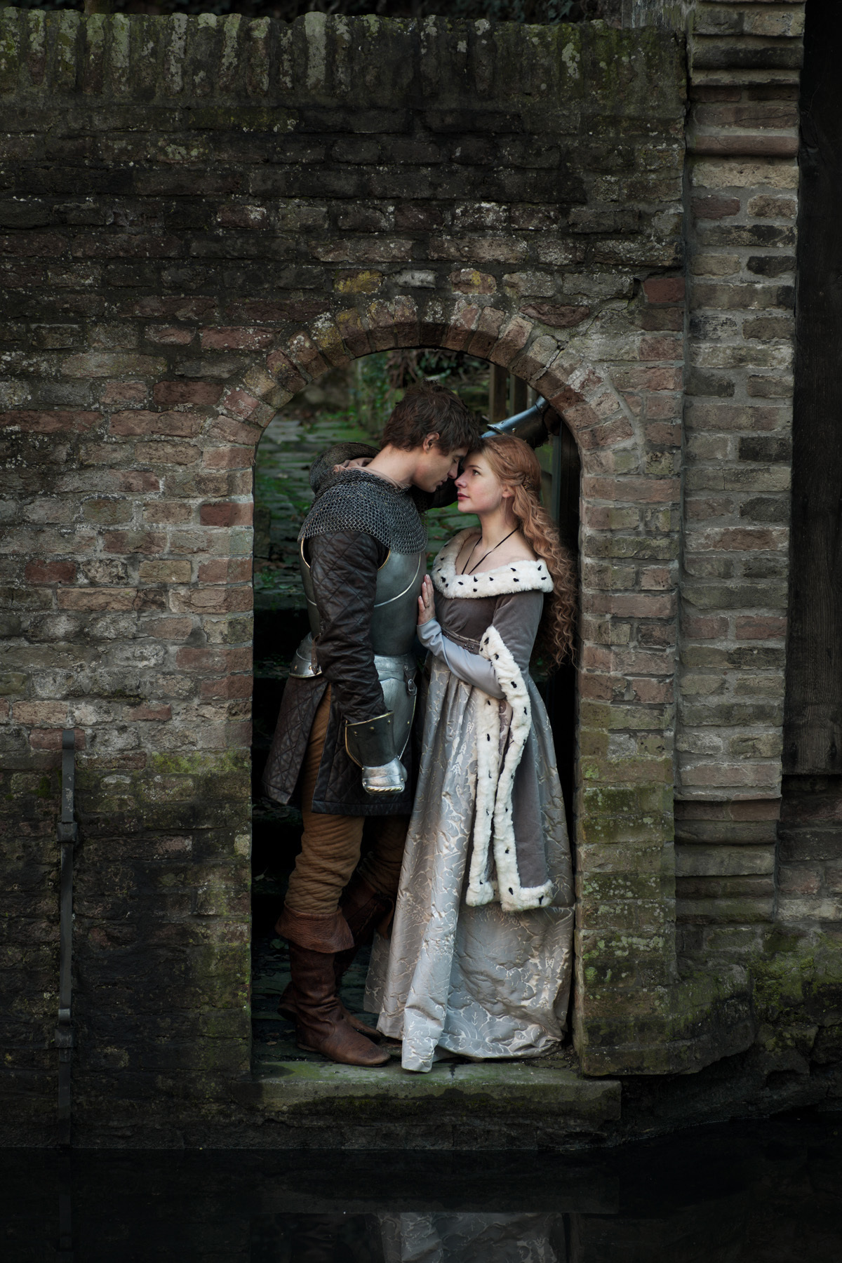 Still of Rebecca Ferguson and Max Irons in The White Queen (2013)