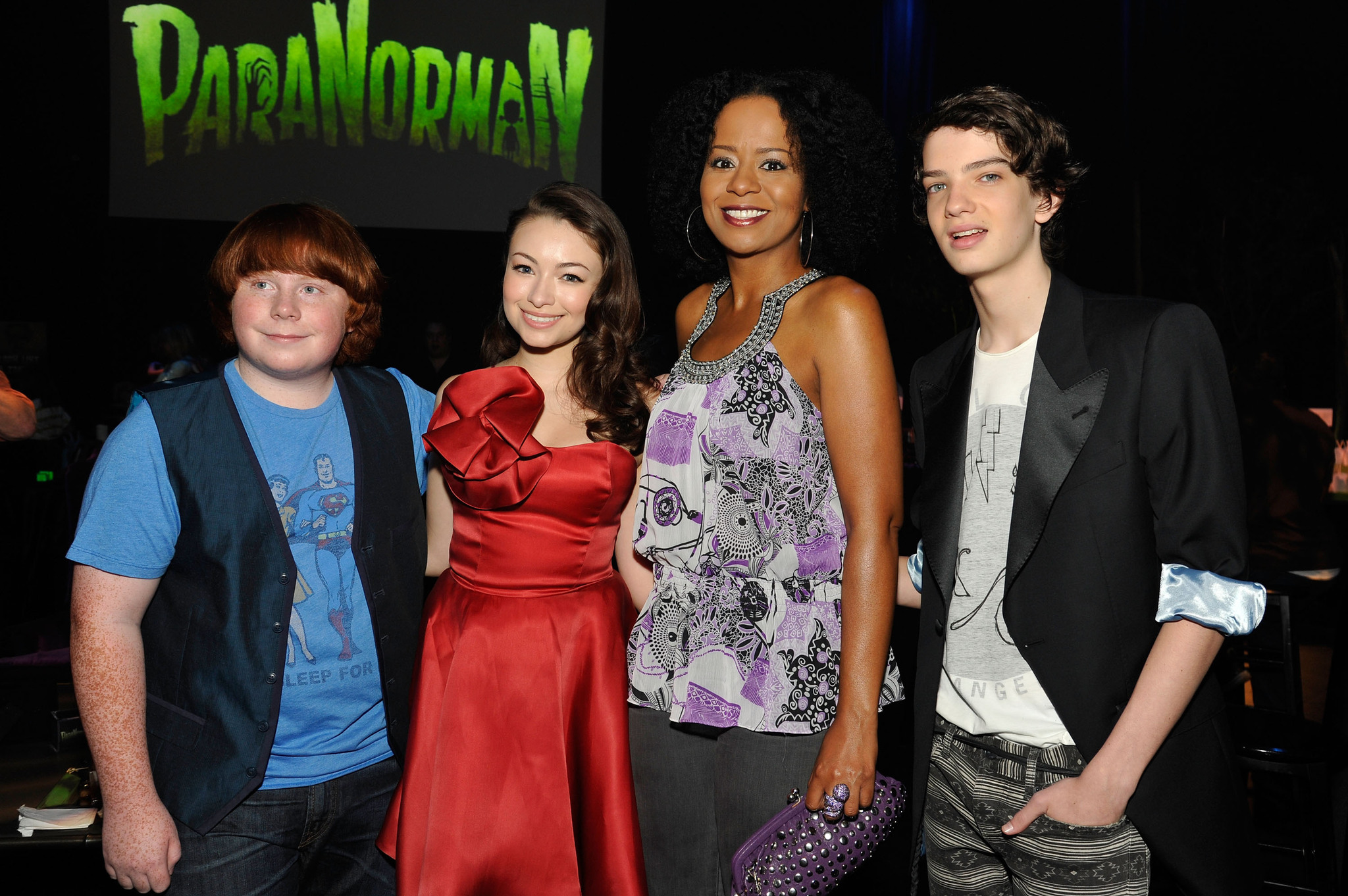 Tempestt Bledsoe, Jodelle Ferland, Kodi Smit-McPhee and Tucker Albrizzi at event of Paranormanas (2012)