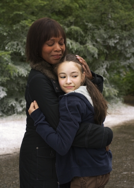 Still of Alfre Woodard and Jodelle Ferland in Pictures of Hollis Woods (2007)