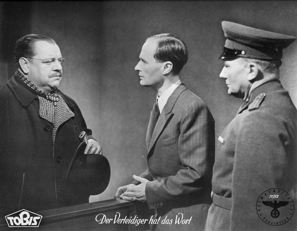 Still of Rudolf Fernau and Heinrich George in Der Verteidiger hat das Wort (1944)