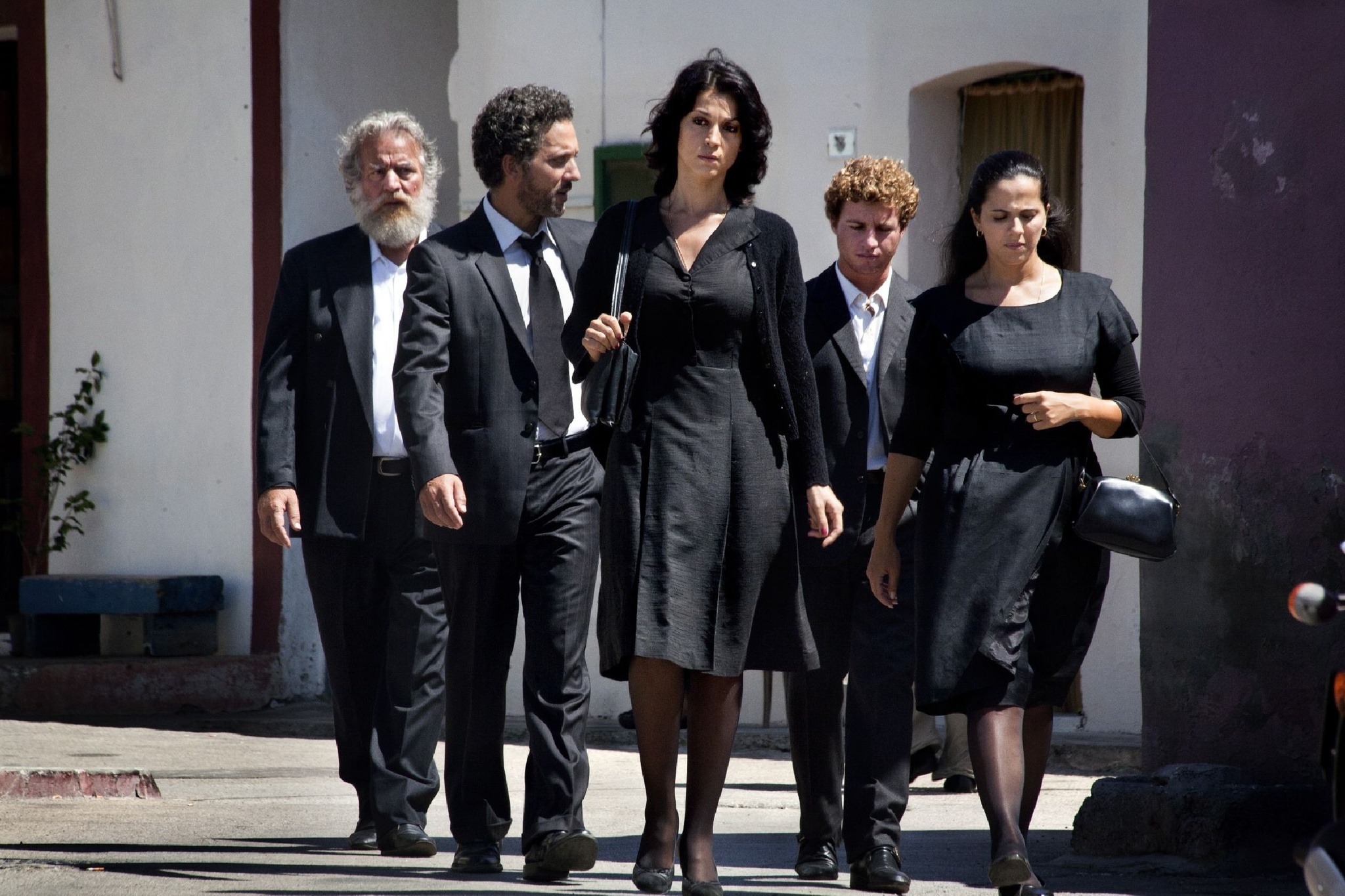 Still of Mimmo Cuticchio, Beppe Fiorello, Tiziana Lodato, Donatella Finocchiaro and Filippo Pucillo in Terraferma (2011)