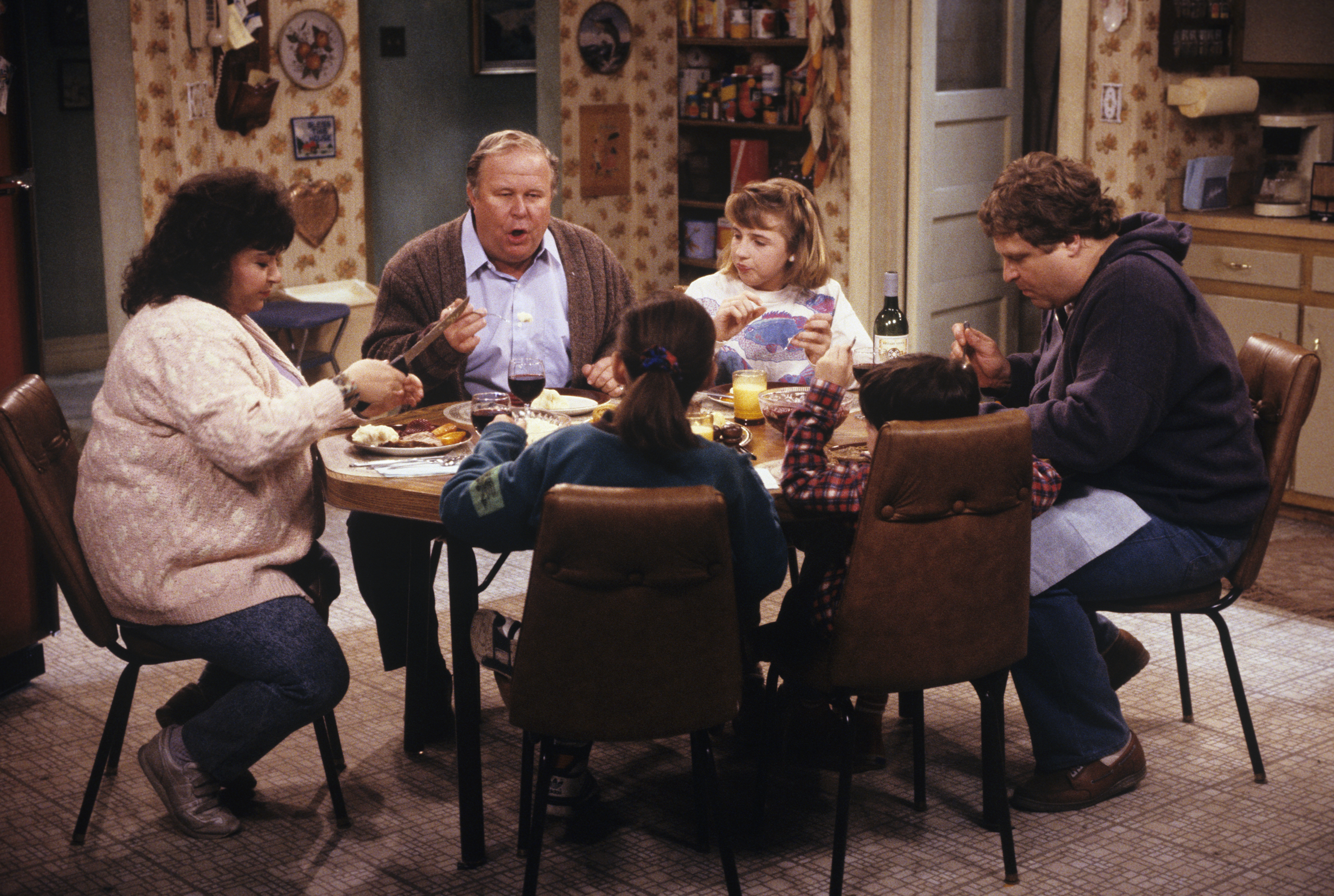 Still of John Goodman, Ned Beatty, Roseanne Barr, Sara Gilbert, Michael Fishman and Alicia Goranson in Roseanne (1988)