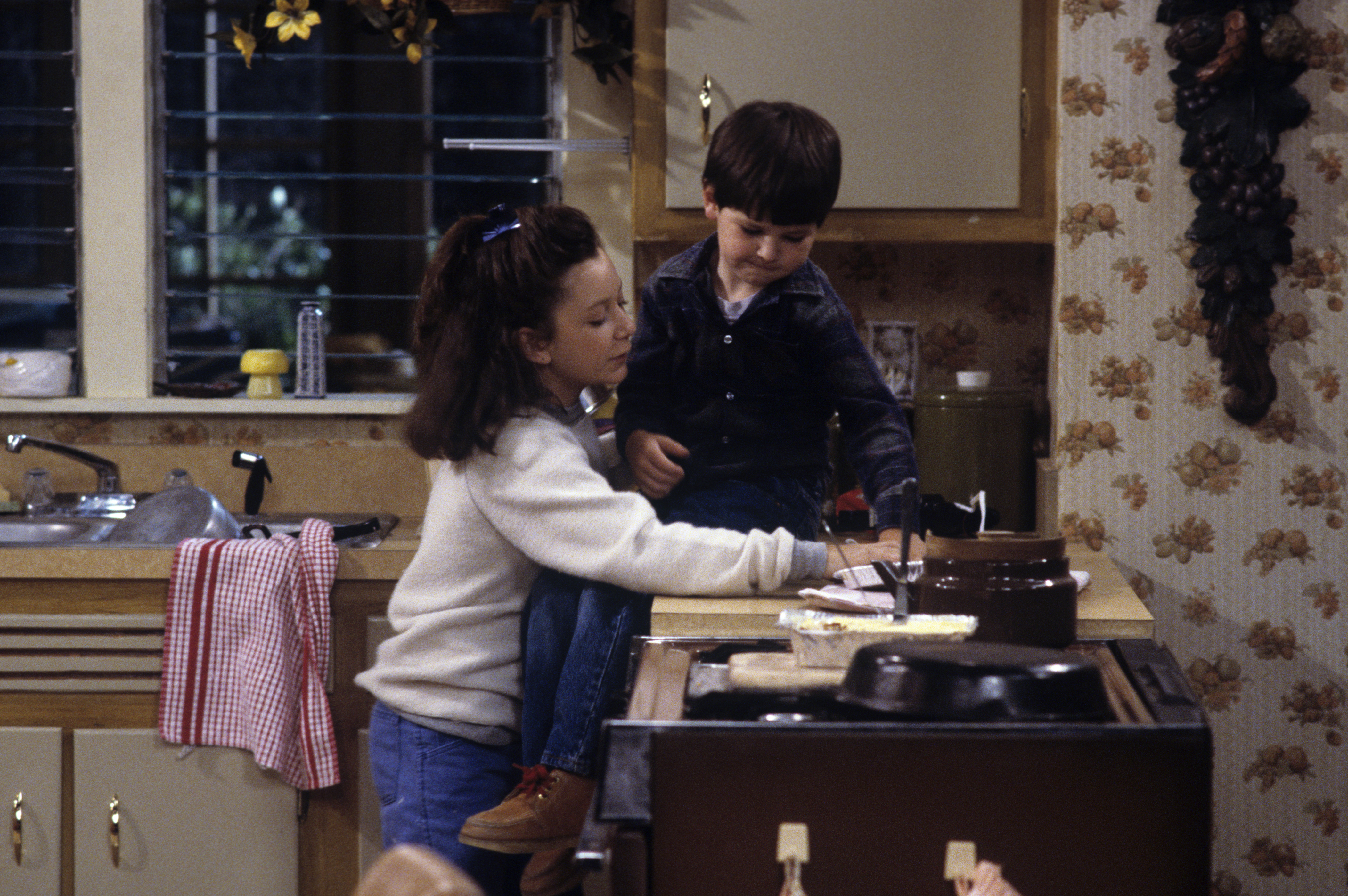 Still of Sara Gilbert and Michael Fishman in Roseanne (1988)