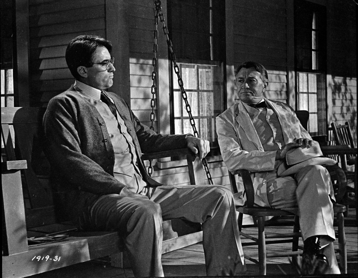 Still of Gregory Peck and Paul Fix in Nezudyk strazdo giesmininko (1962)